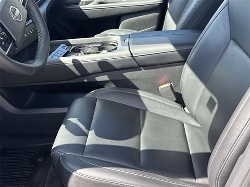 Used 2025 Nissan Murano SV AWD/4WD image 13