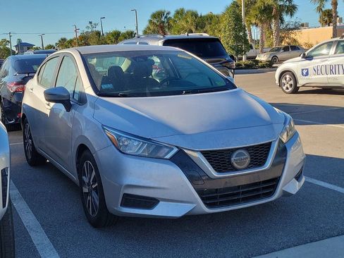 Used 2020 Nissan Versa SV image 3