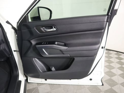 Used 2024 Nissan Pathfinder SL w/ Black Appearance Package image 25