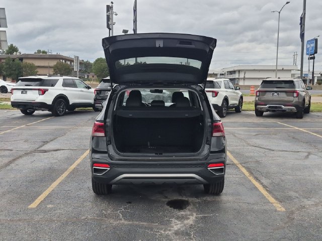 Used 2024 Volkswagen Taos SE w/ Panoramic Sunroof Package FWD image 7