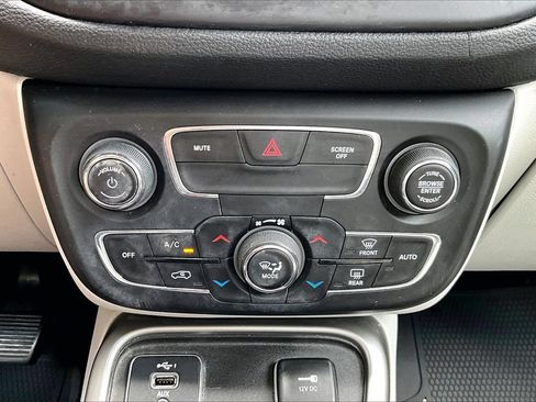 Used 2019 Jeep Compass Latitude FWD image 18