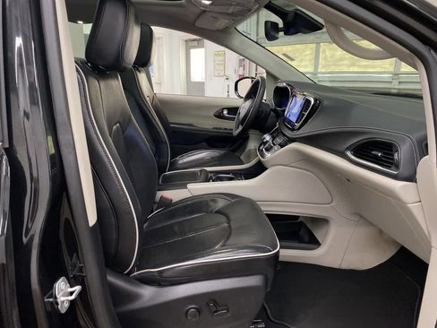 Used 2023 Chrysler Pacifica Limited image 19