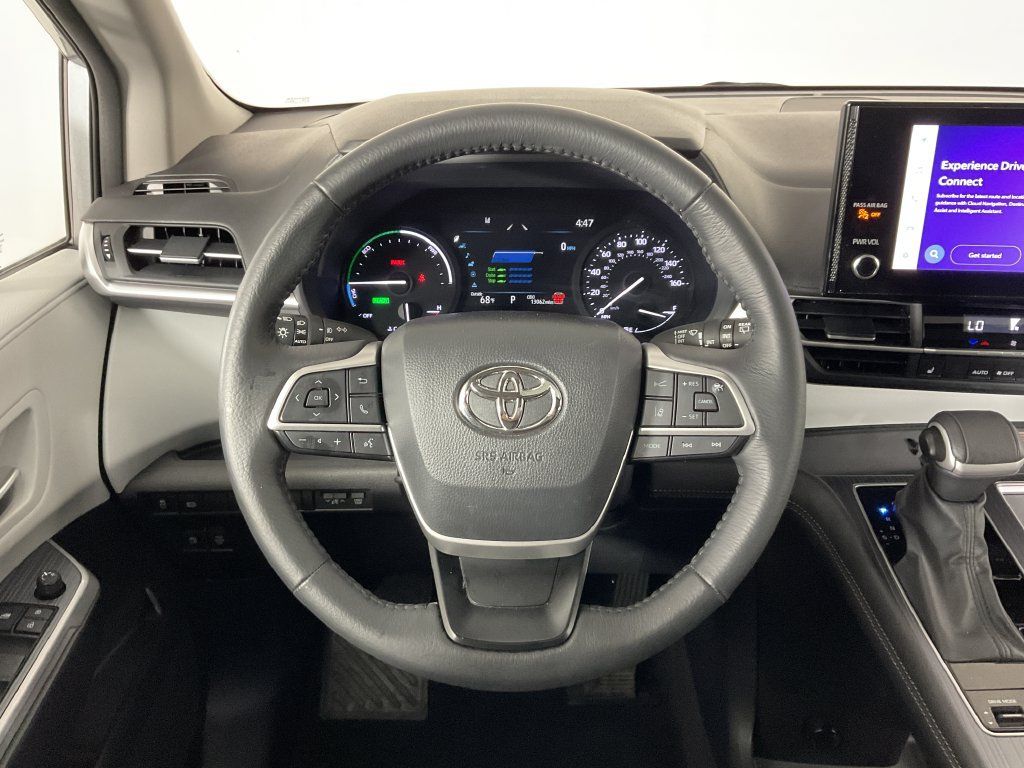 Used 2025 Toyota Sienna XLE FWD image 12