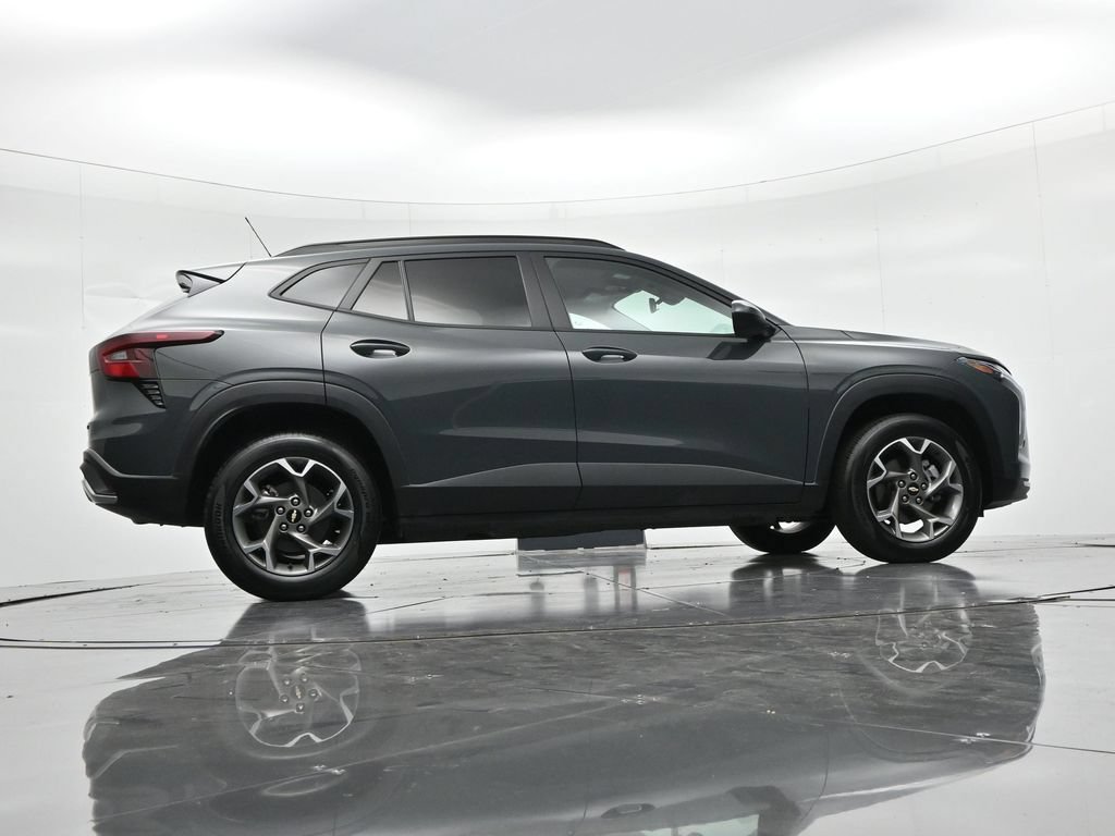 Used 2025 Chevrolet Trax LT FWD image 22