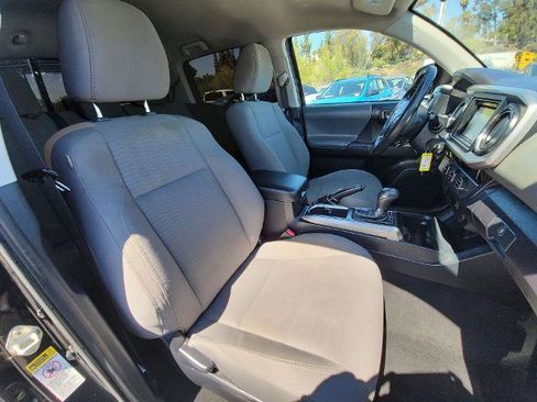 Used 2017 Toyota Tacoma SR5 w/ SR5 Appearance Package (SM) image 24