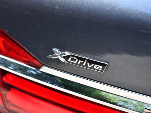 Used 2017 BMW 750i xDrive image 7