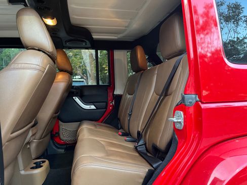 Used 2013 Jeep Wrangler Unlimited Rubicon image 32