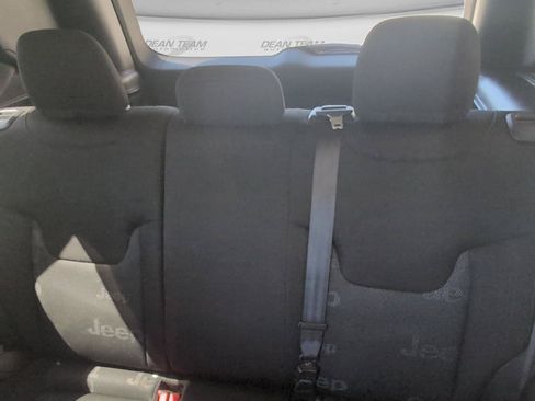Used 2016 Jeep Renegade Latitude w/ Cold Weather Group FWD image 29