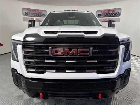 Used 2025 GMC Sierra 2500 AT4X image 10
