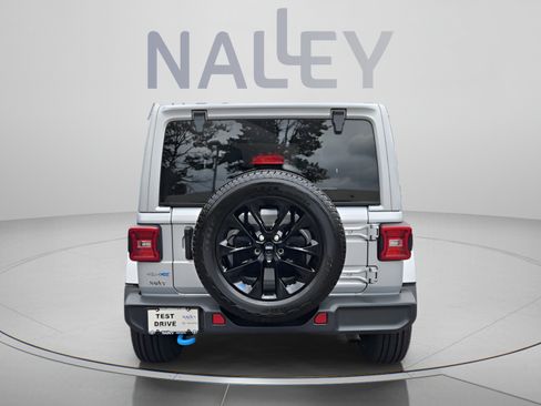 Used 2022 Jeep Wrangler Unlimited Sahara w/ Cold Weather Group AWD/4WD image 4