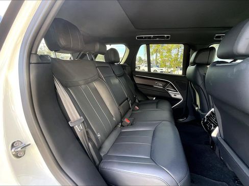 Certified 2025 Land Rover Range Rover SE image 26