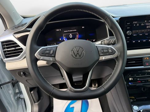 New 2026 Volkswagen Taos SE image 10