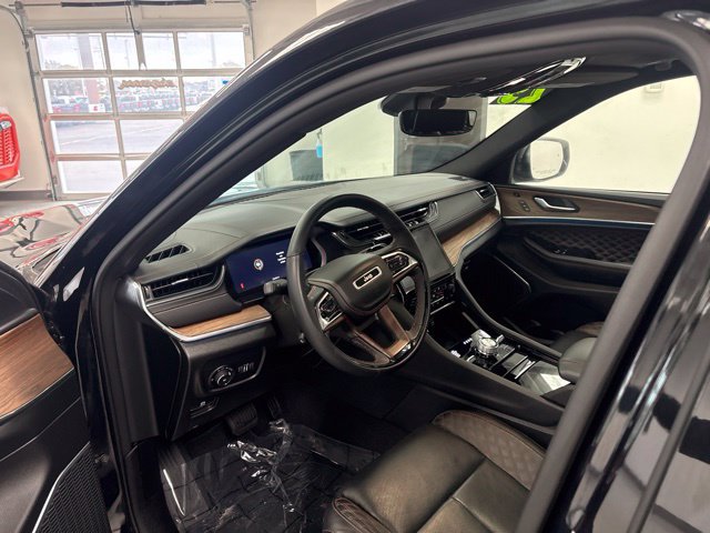 Used 2023 Jeep Grand Cherokee Summit w/ Luxury Tech Group V AWD/4WD image 14