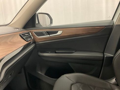 Used 2025 Volkswagen Atlas SE image 23