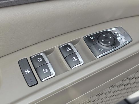 Used 2025 Kia Carnival EX FWD image 22