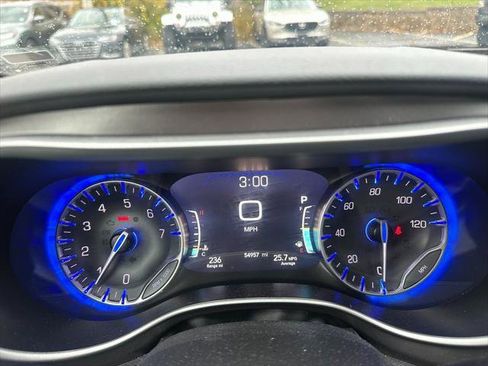 Certified 2024 Chrysler Pacifica Touring-L image 20