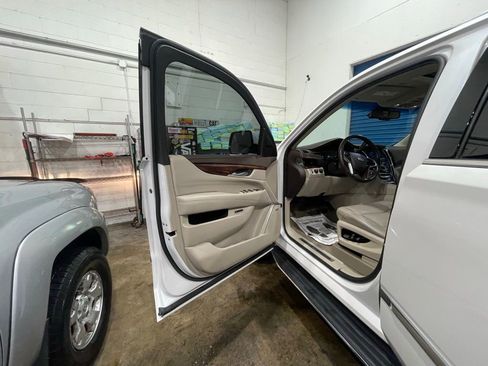 Used 2016 Cadillac Escalade Luxury image 14