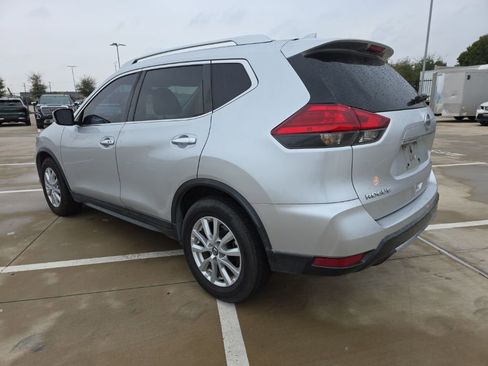 Used 2017 Nissan Rogue SV image 3