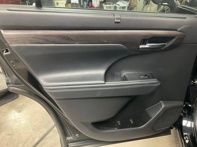 Used 2021 Toyota Highlander Limited AWD/4WD image 18