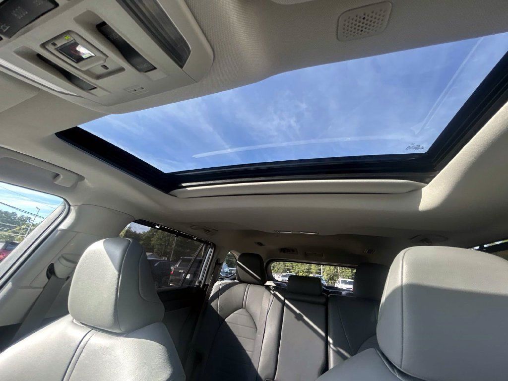 Used 2022 Toyota Highlander XLE AWD/4WD image 35