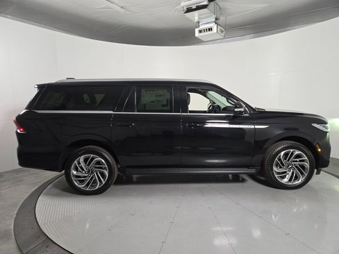 New 2026 Lincoln Navigator L Premier AWD/4WD image 3