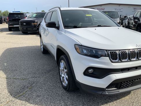 Used 2023 Jeep Compass Latitude AWD/4WD image 14