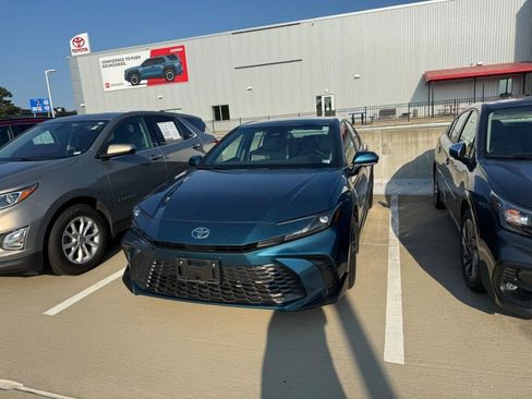 Used 2025 Toyota Camry SE FWD image 6