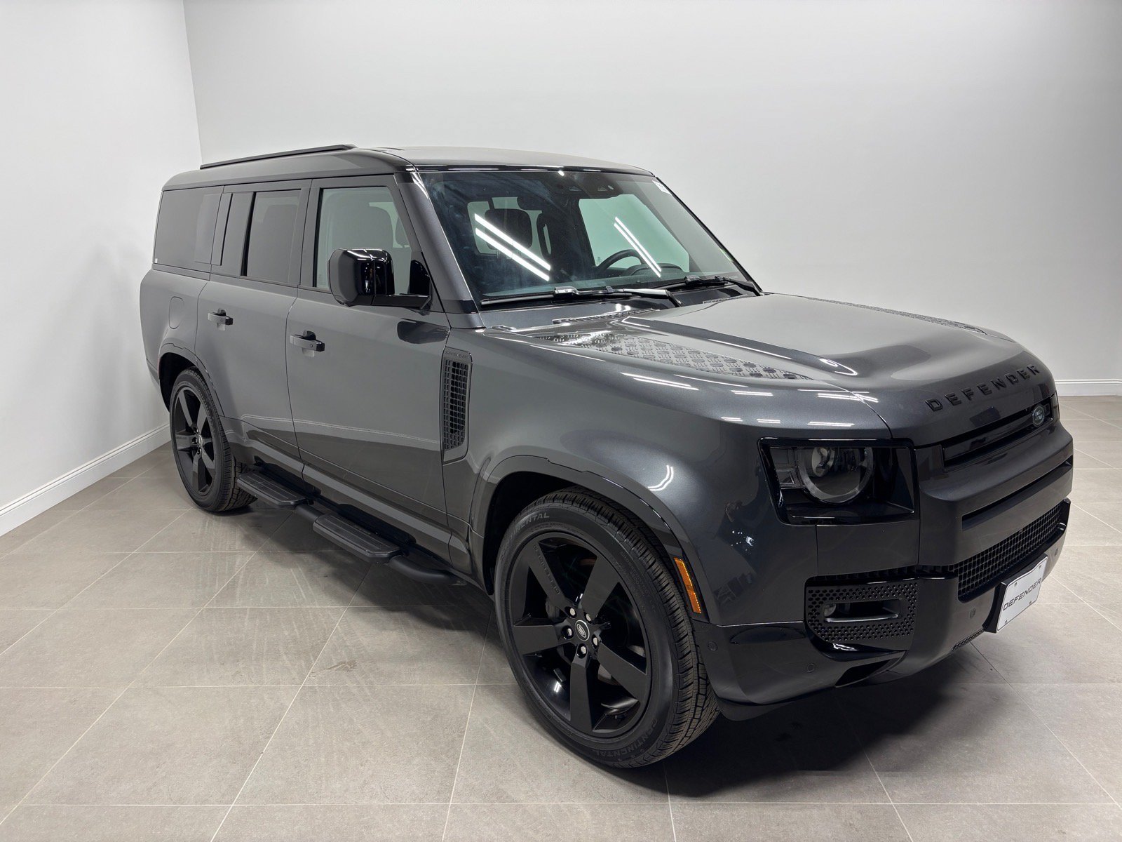 Used 2025 Land Rover Defender 110 X-Dynamic SE AWD/4WD image 5