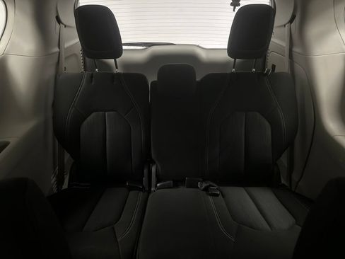 Used 2022 Chrysler Voyager LX FWD image 14