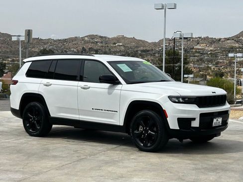 Used 2023 Jeep Grand Cherokee L Laredo image 33