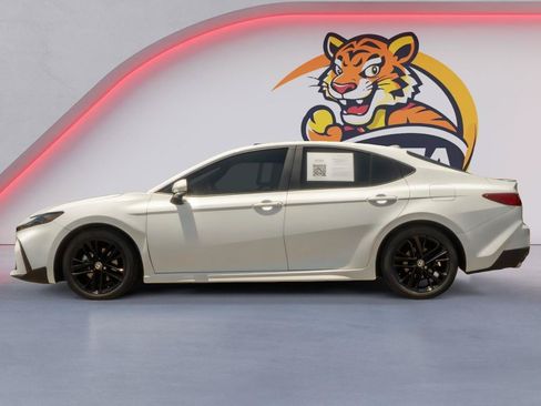 Used 2025 Toyota Camry SE FWD image 8