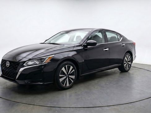 Used 2025 Nissan Altima 2.5 SV FWD image 3