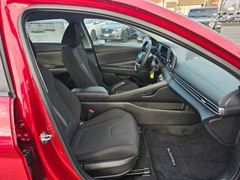 Used 2025 Hyundai Elantra SE image 11