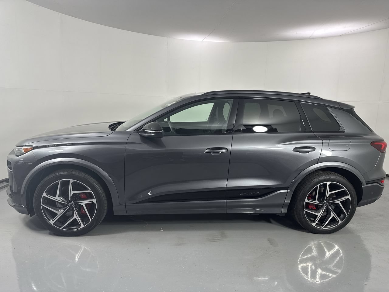 Used 2025 Audi SQ6 e-tron Premium Plus w/ Premium Plus AWD/4WD image 2
