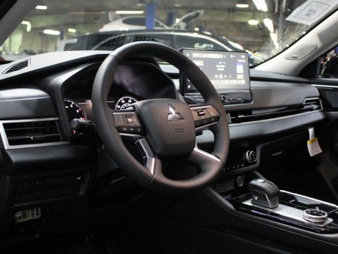 New 2025 Mitsubishi Outlander SE image 5