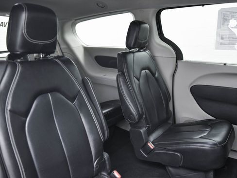 Used 2023 Chrysler Pacifica Touring-L image 15