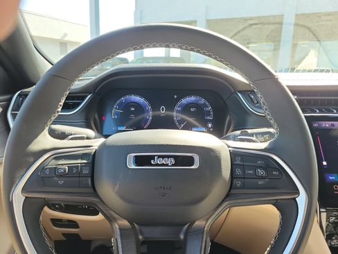 Used 2024 Jeep Grand Cherokee Limited w/ Luxury Tech Group II image 17