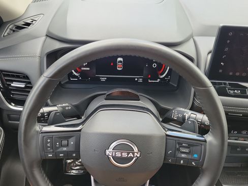 Used 2025 Nissan Rogue SL w/ Tech Package FWD image 23