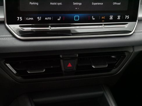 Used 2025 Volkswagen Tiguan SE w/ Panoramic Sunroof Package AWD/4WD image 23