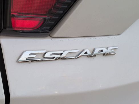 Used 2018 Ford Escape SE image 13