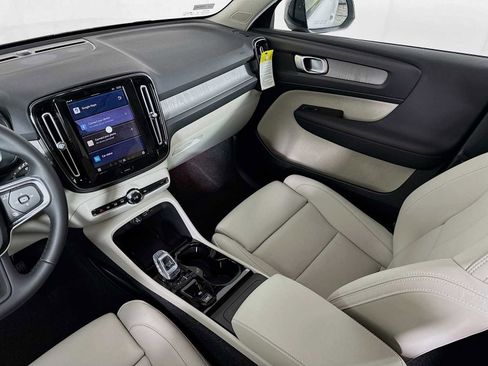 Used 2025 Volvo XC40 B5 Plus w/ Climate Package image 22
