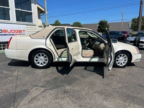 Used 2009 Cadillac DTS w/ Trunk Convenience Package image 27