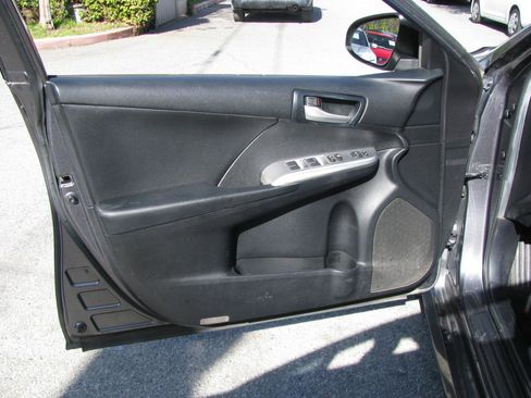 Used 2014 Toyota Camry SE image 8