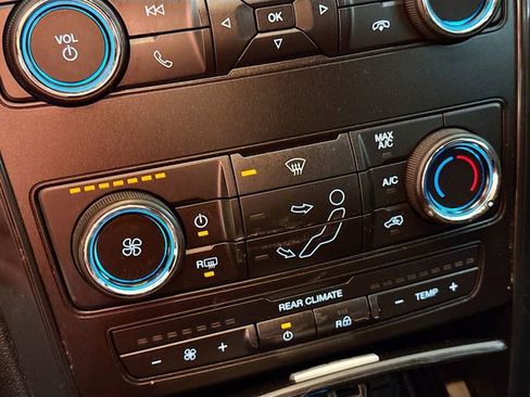 Used 2018 Ford Explorer XLT image 16