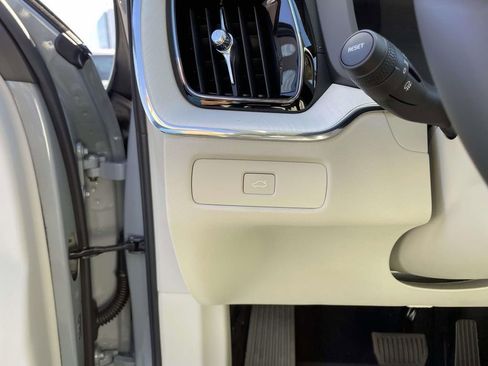 New 2026 Volvo XC60 B5 Ultra w/ Protection Package Premier image 9