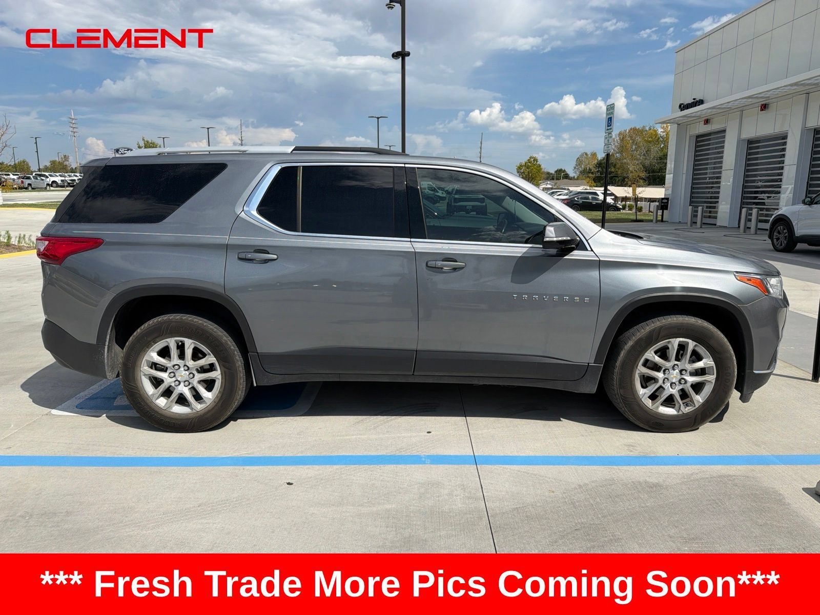 Used 2018 Chevrolet Traverse LT FWD image 2