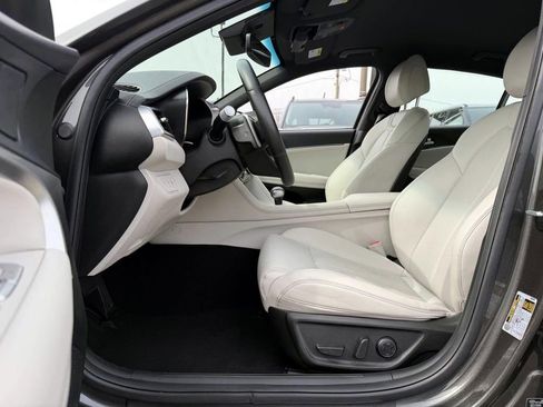 Certified 2025 Genesis G70 2.5T image 10