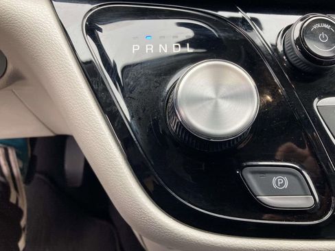 Used 2023 Chrysler Pacifica Touring-L image 26