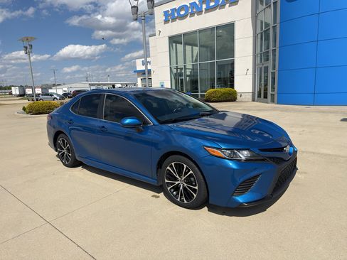 Used 2018 Toyota Camry SE FWD image 3