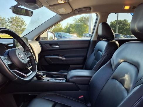 Used 2023 Nissan Pathfinder SL w/ Lighting Package (N92) image 5